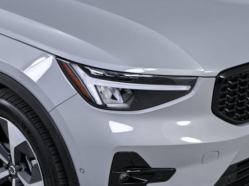 Certified 2025 Volvo XC40 B5 Plus image 38