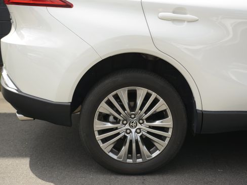 Used 2022 Toyota Venza XLE AWD/4WD image 38