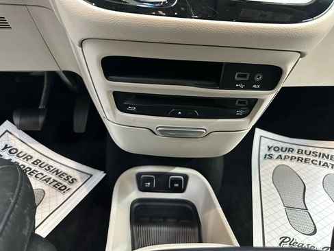 Used 2018 Chrysler Pacifica Touring-L Plus FWD image 32