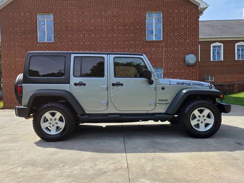 Used 2018 Jeep Wrangler Unlimited Sport S AWD/4WD image 4