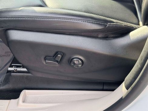 Used 2023 Chrysler Pacifica Touring-L image 14