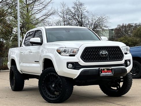 Used 2022 Toyota Tacoma SR5 w/ Technology Package image 2