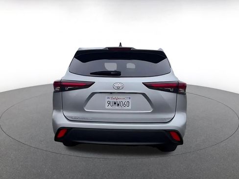 Used 2025 Toyota Highlander LE FWD image 12