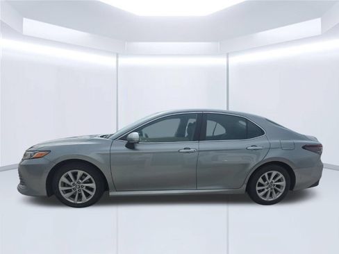 Used 2022 Toyota Camry LE w/ Convenience Package FWD image 3