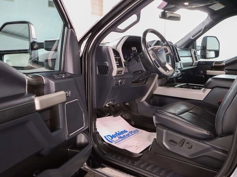 Used 2022 Ford F250 Lariat w/ Black Appearance Package image 4