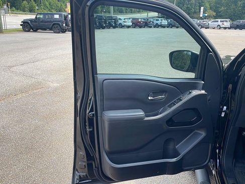 Used 2023 Nissan Frontier SV w/ Midnight Edition Package AWD/4WD image 9