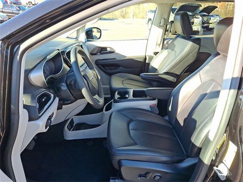 Used 2024 Chrysler Pacifica Touring-L image 11