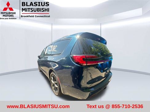 Used 2023 Chrysler Pacifica Limited w/ S Appearance Package FWD image 12