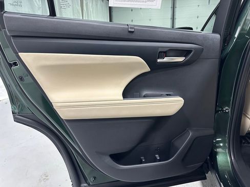 Used 2025 Toyota Highlander XLE image 45