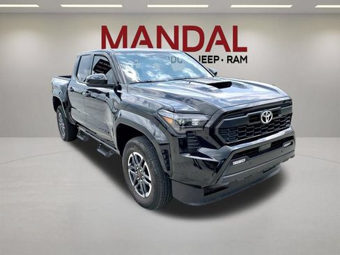 Used 2025 Toyota Tacoma TRD Sport w/ TRD Sport Upgrade Package RWD image 3