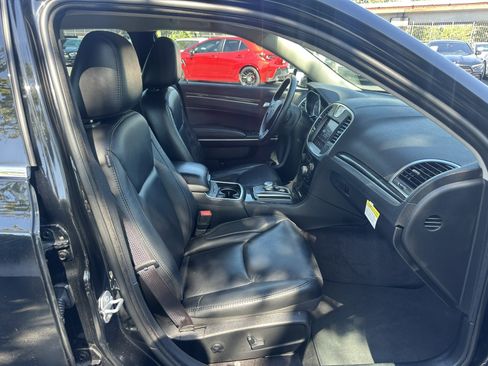 Used 2017 Chrysler 300 Limited RWD image 18
