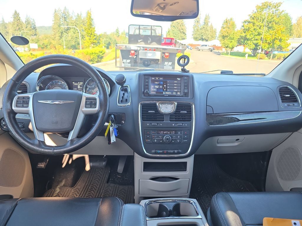 Used 2016 Chrysler Town & Country Touring w/ Driver Convenience Group FWD image 5
