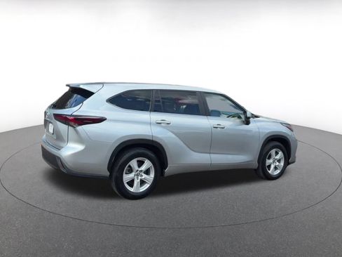 Used 2025 Toyota Highlander LE FWD image 9