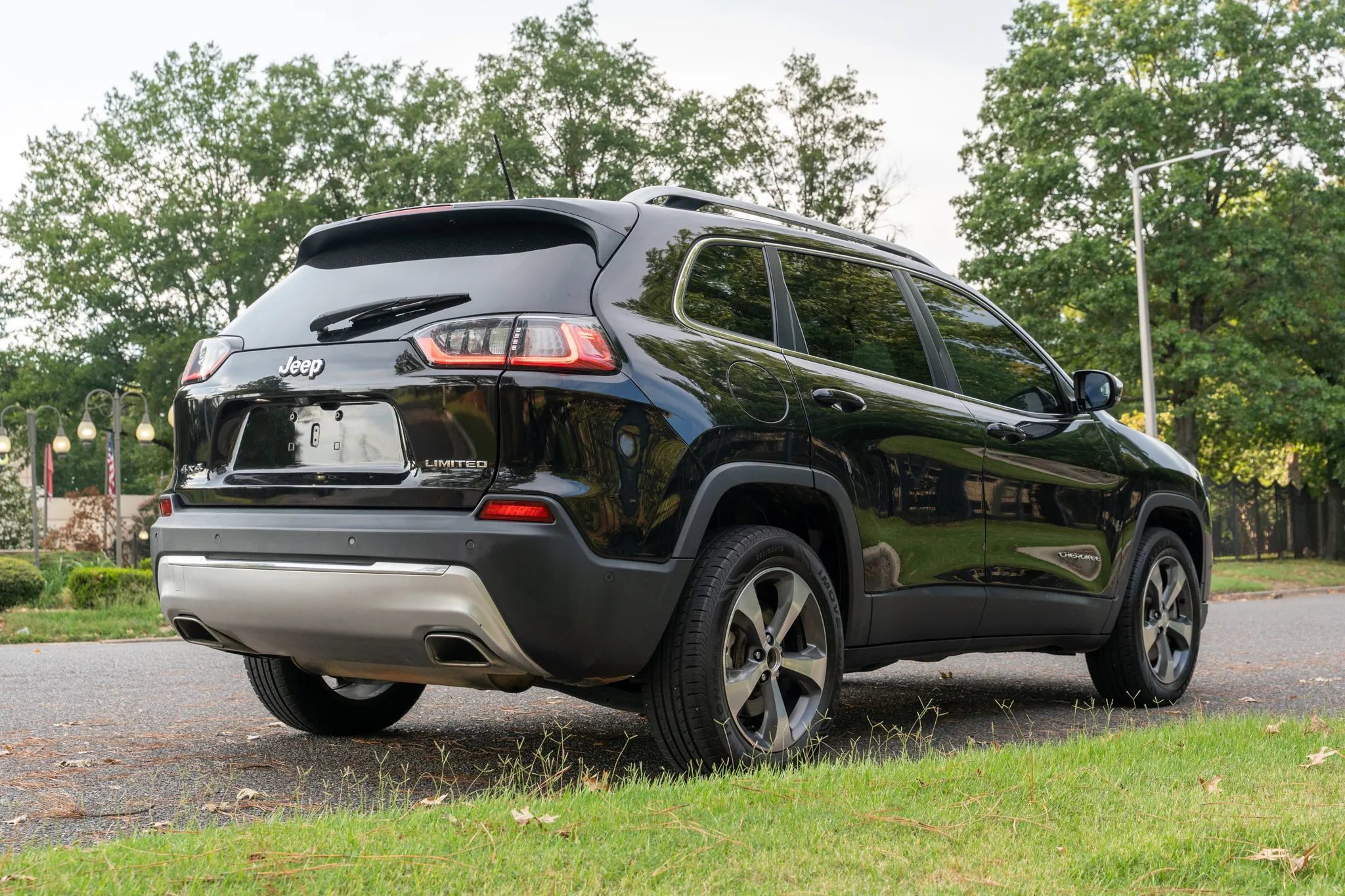 Used 2019 Jeep Cherokee Limited w/ Technology Group AWD/4WD image 5
