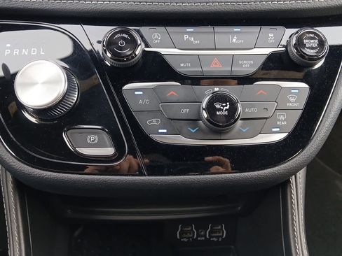 Used 2025 Chrysler Pacifica Limited image 30