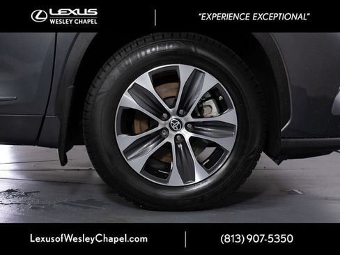 Used 2022 Toyota Highlander XLE AWD/4WD image 5