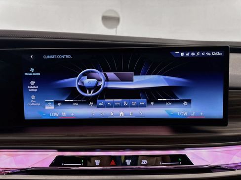 Used 2023 BMW i7 xDrive60 w/ Executive Package 2 AWD/4WD image 16