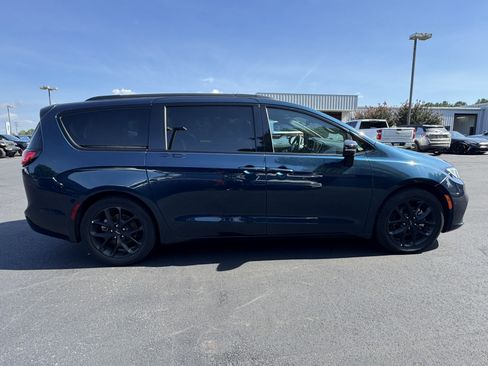 Used 2025 Chrysler Pacifica Limited FWD image 4