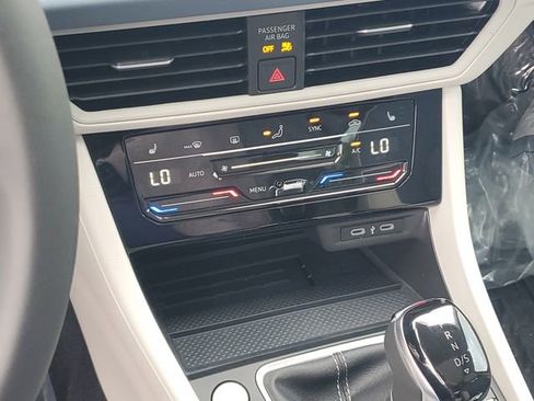 New 2026 Volkswagen Jetta SE FWD image 24