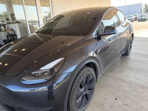 Used 2025 Tesla Model Y Long Range RWD image 1