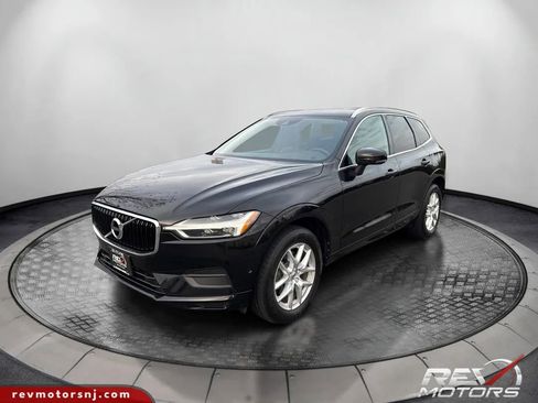 Used 2018 Volvo XC60 T5 Momentum w/ Vision Package image 1