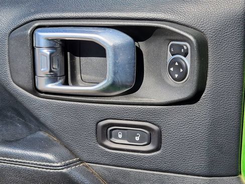 Used 2018 Jeep Wrangler Unlimited Sahara AWD/4WD image 12