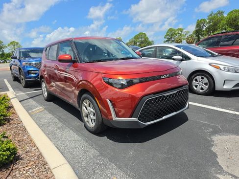 Certified 2023 Kia Soul LX w/ LX Technology Package FWD image 2