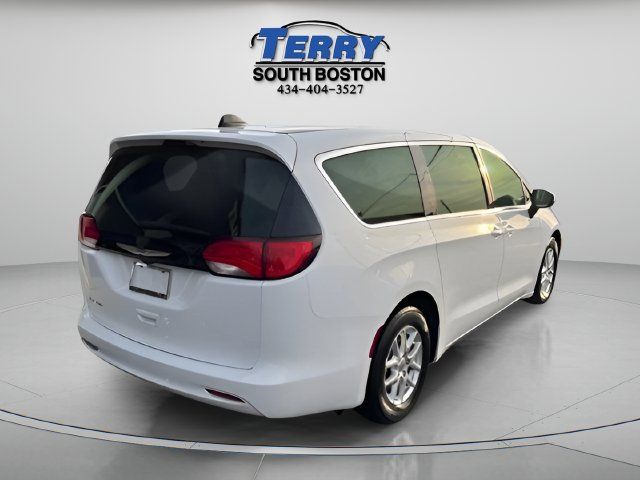 Used 2022 Chrysler Voyager LX FWD image 7