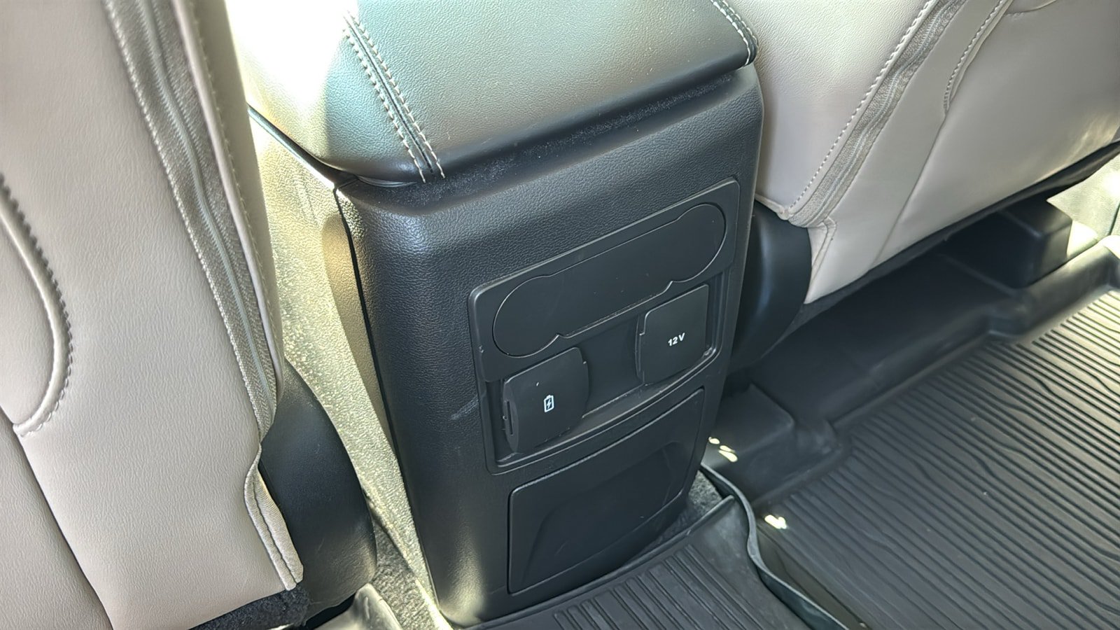 Used 2023 Ford Explorer XLT w/ Equipment Group 202A AWD/4WD image 28