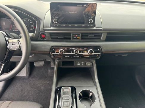 Used 2025 Honda Pilot Sport image 17
