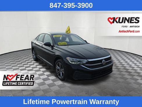Used 2024 Volkswagen Jetta SE image 1