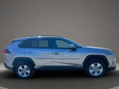 Used 2021 Toyota RAV4 XLE w/ XLE Grade Weather Package AWD/4WD image 4