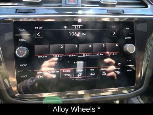 Used 2022 Volkswagen Tiguan SE R-Line image 17