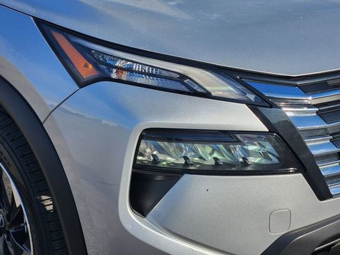 Used 2024 Nissan Rogue SV image 9