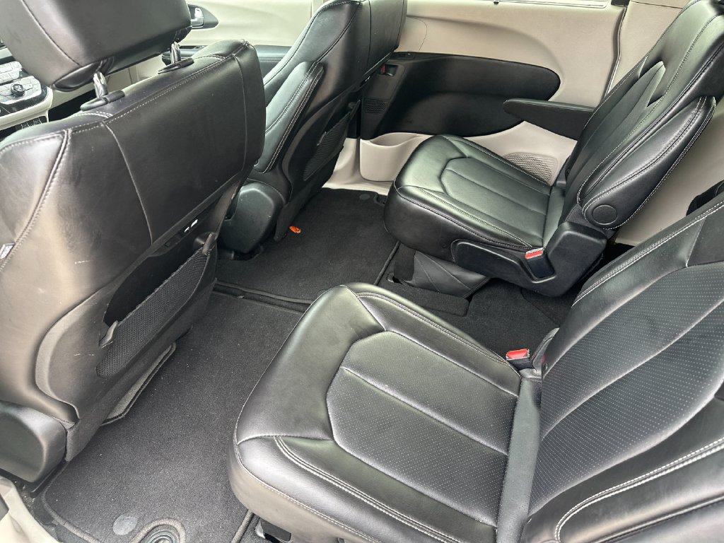 Used 2024 Chrysler Pacifica Touring-L FWD image 11