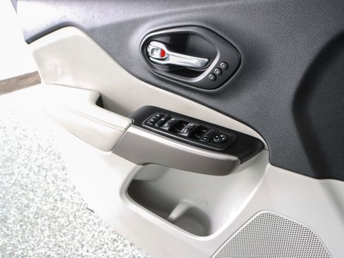 Used 2019 Jeep Cherokee Limited image 22