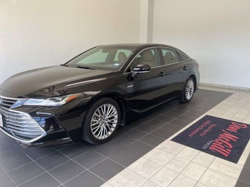 Used 2019 Toyota Avalon Limited FWD image 2