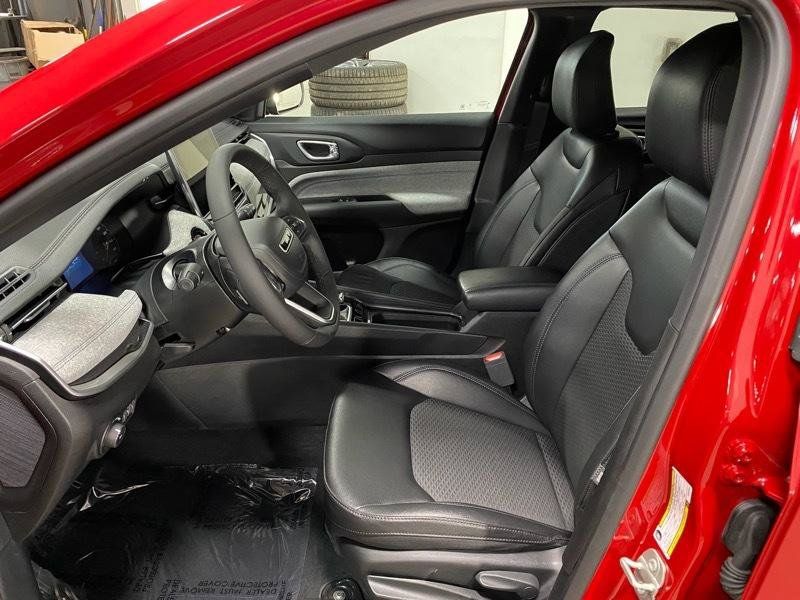 Used 2024 Jeep Compass Latitude AWD/4WD image 8