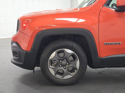 Used 2018 Jeep Renegade Latitude FWD image 6