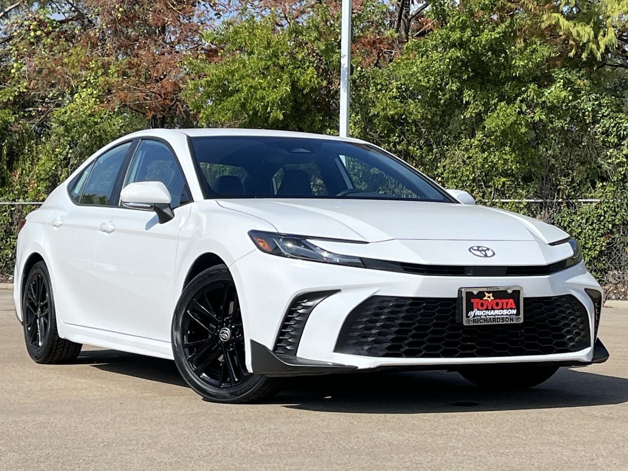 Used 2025 Toyota Camry SE FWD image 2