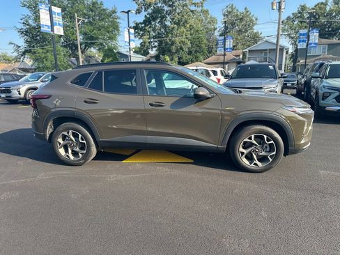 Used 2024 Chevrolet Trax LT w/ Sunroof Package FWD image 2