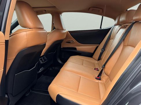 Used 2025 Lexus ES 300h w/ Premium Package image 5