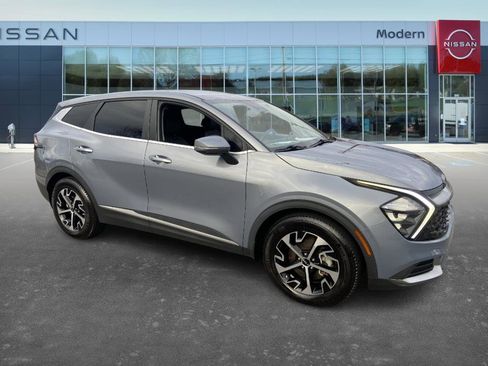 Used 2023 Kia Sportage EX image 3