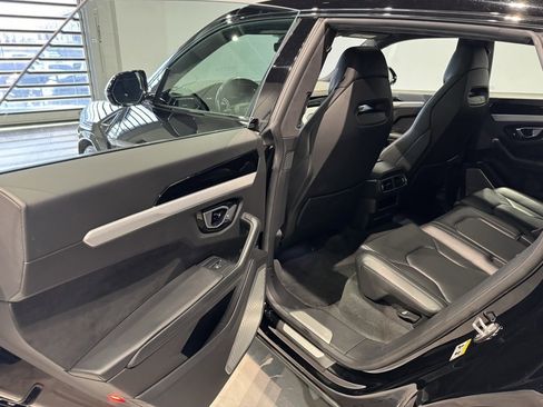 Used 2020 Lamborghini Urus image 36