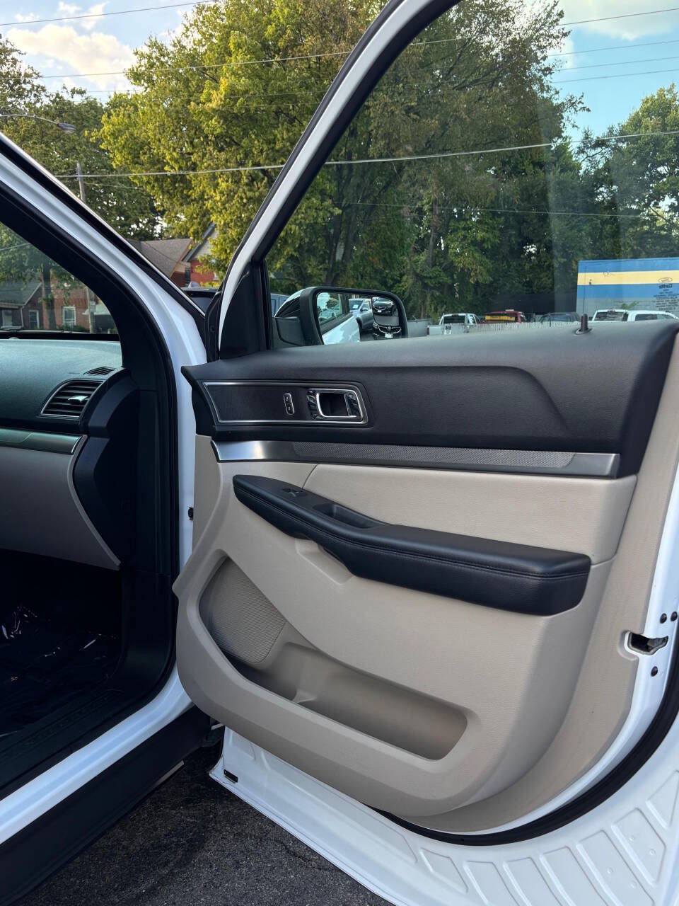 Used 2018 Ford Explorer XLT w/ Equipment Group 202A AWD/4WD image 22