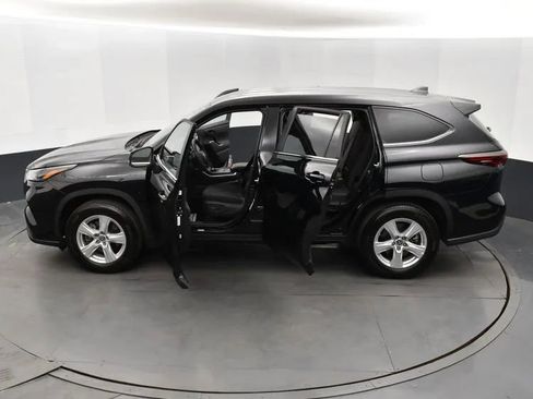 Used 2025 Toyota Highlander LE FWD image 7