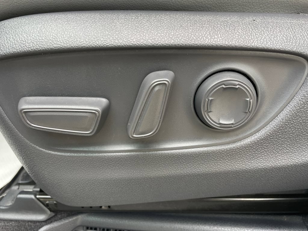 Used 2021 Toyota Sienna XLE w/ XLE Plus Package FWD image 22
