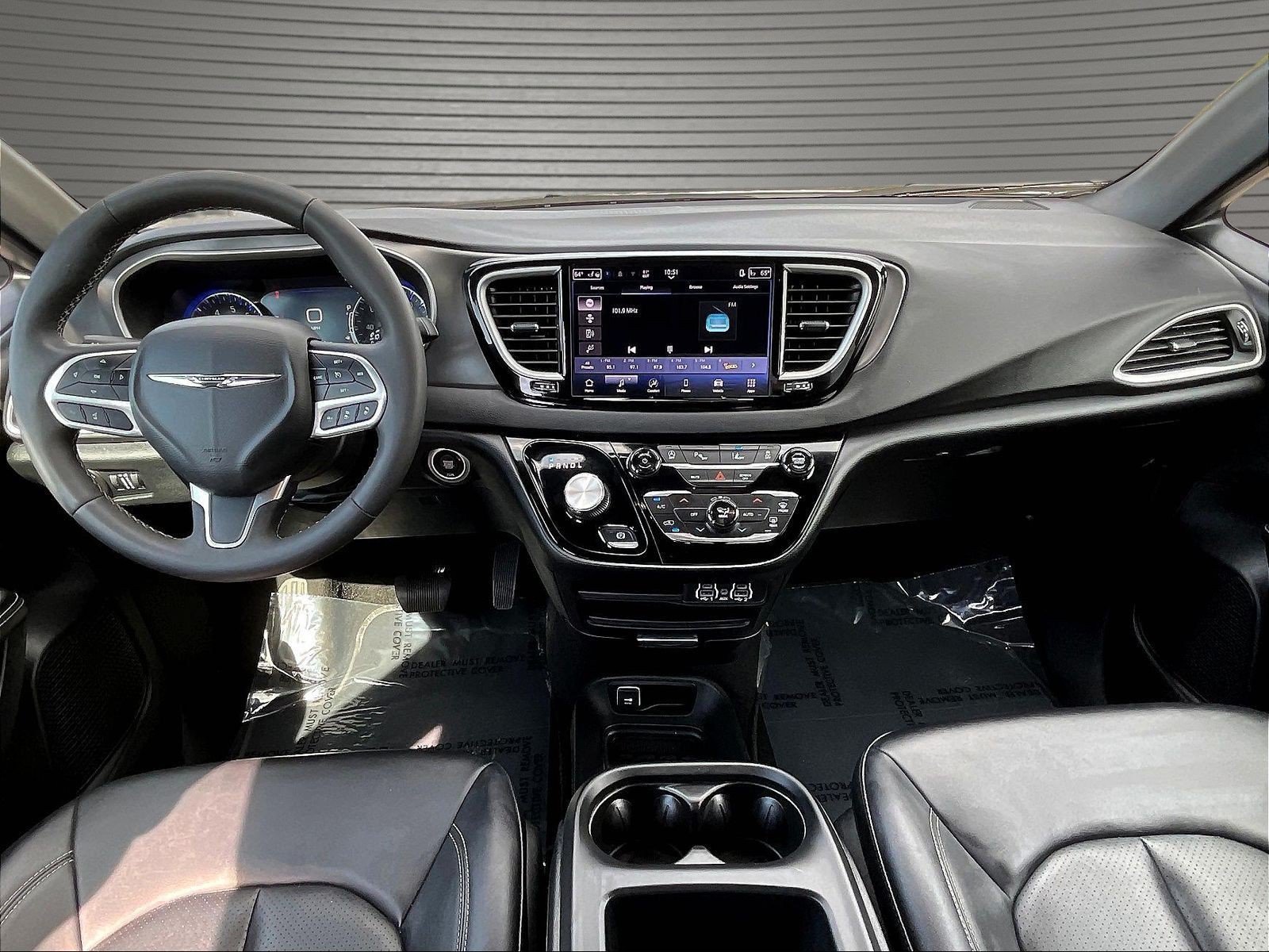 Used 2025 Chrysler Pacifica Select FWD image 9