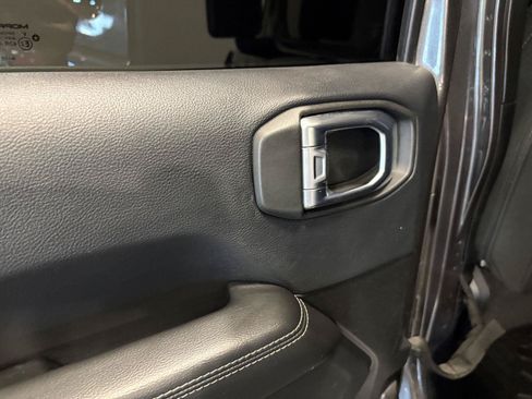 Used 2018 Jeep Wrangler Unlimited Sahara w/ Uconnect 4C Nav & Sound Group AWD/4WD image 32