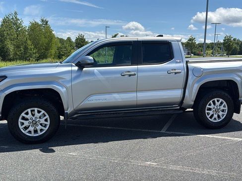 Used 2025 Toyota Tacoma SR5 AWD/4WD image 11